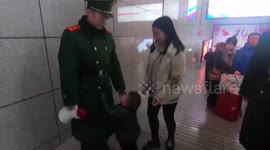 上海 儿子向武警爸爸求抱抱  武警：执勤又不能抱的感觉特难受