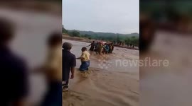The dramatic evacuation of pregnant women goes through the flood