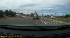 Reckless drivers speed through amber light at Australian traffic stop