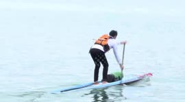 Man paddles across Yangtze River in Chongqing to cut commuting time