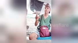 Filipino youth teaches his African lovebird to do impressive tricks