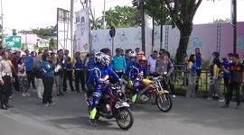 2 men in the Padang do frestyle motorbikes