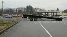 18 wheeler loses it's trailer