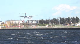 Planes Struggle to land in high winds at London City Airport