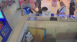 Opportunistic thief steals brand new iPhone while owner chats with shop customer