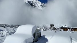 Dramatic footage of the snow avalanche in Northern India 