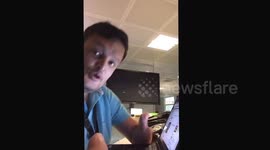 Man born with no hands can type!