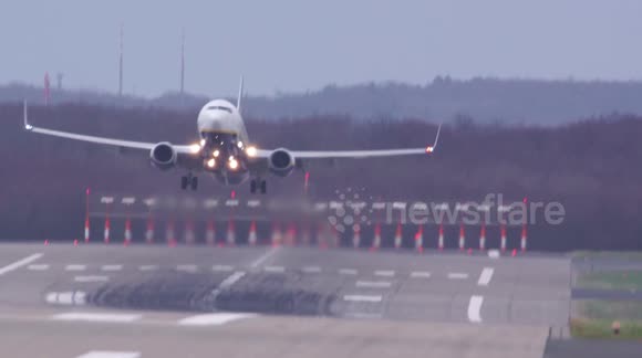 Ryanair Boeing 737 with late aborted landing during extreme crosswind