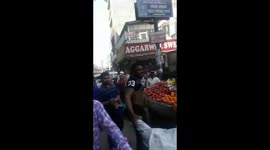 Foreign motorcyclist beaten by mob in Delhi after fighting with traffic cop