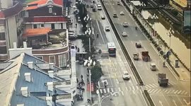 福建漳州  男子被垃圾车挂住拖行百余米 头盔救了他一命 