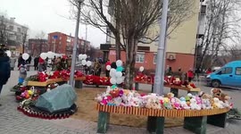 Residents of Kemerovo commemorate victims of shopping mall fire