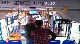 Old man threatens bus driver with grenade in China