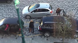 In Paris, a woman completely scratched a car for a parking space...!