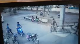  Stunning moment notorious criminal gives slip to police and runs 