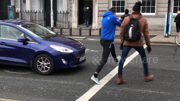 Lads confuse Dublin drivers with hilarious 'invisible box' prank