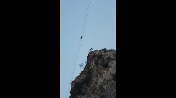 Amazing high-wire walking monkey spotted in south Thailand