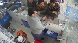 Thieves tricks shop owner, steals two new mobiles in Pakistan; act caught on CCTV