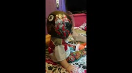 18-month-old daughter confuses a helmet that she attaches oversized to sinking her head.