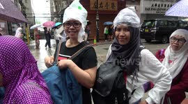 Indonesian maids queue in the rain to vote from Hong Kong