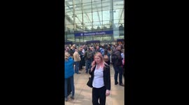 Come to catch a train and got evacuated from Manchester Piccadilly station, what’s going on, a lot of police too https://t.co/29BdjW0Fjx