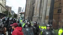 The Bogota police threw rocks against the population and journalists