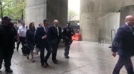 Harvey Weinstein arrives limping at Manhattan Criminal Court