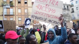 Senegalese street-sellers in Madrid protest for the death of one of their colleges after being chased by the police.