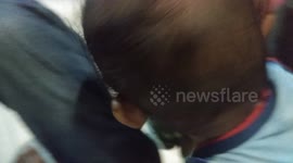 Anak kecil yang sedanh bergelut dengan kakaknya