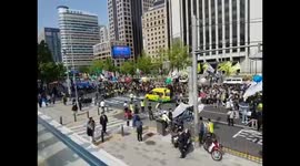 Seoul protests at city hall