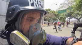 Journalist flees attacks on moped during Venezuela unrest
