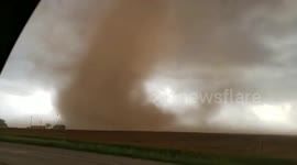 Incredible close range footage shows Texas tornado grow to massive size