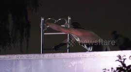 (UPDATE) US police arrest naked man who exposed himself to a child hiding on elementary school roof in Los Angeles