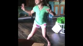 US girl dances and sings 'Old Town Road' off by heart