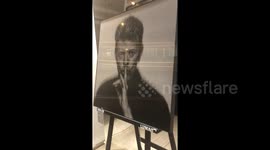 Newsflare Edit - Portrait of David Bowie looks as if his head moves when you move