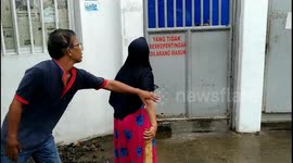 Woman on a mission! Lady stallholder beats on door of paint company she believes took down her stall