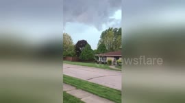 Terrifying footage of a tornado forming outside Chicago, Illinois USA