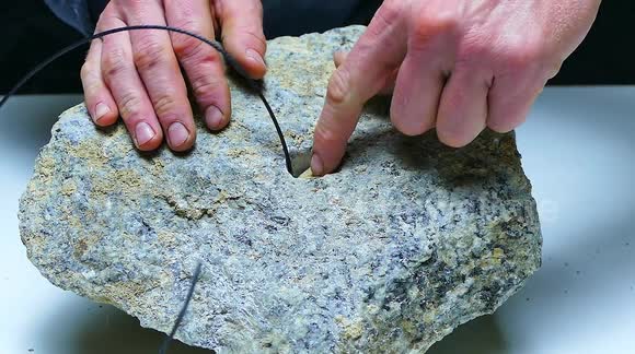 Rock vs gunpowder: an explosive experiment