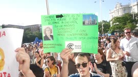 Hundreds of people gather to demand that Manuela Carmena remains mayoress of Madrid.