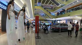 Two men pretended to be women on stilts in the commercial center