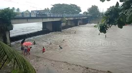 dozens of children in the city of Padang took dangerous actions to take a bath - bathing in the floodgates of the floodplains of the Padang city canal which increased their water flow