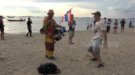 Eccentric one-man-band musician entertains beachgoers