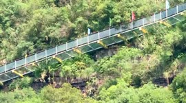 平南：玻璃滑道护栏被撞破 游客一死六伤