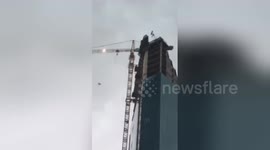 Strong winds see debris ripped from Dallas skyscraper under construction