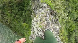 Hawaiian hiker surrounded by stunning scenery tackles nerve-racking narrow ridge