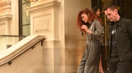 Zendaya leaving hotel promises fans she'll sign on return