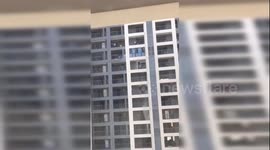 Cleaners throw dirty water from 13th floor of residential building in China