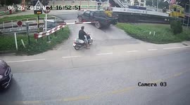 Thai driver ignores warning lights and gets hit by train on level crossing