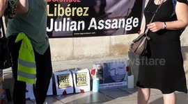 Julian ASSANGE's supporters chanting Happy Birthday to the journalist . 3 july 2019