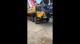 Crane topples over in Cuba
