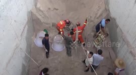 三名工人为救工友陷入沙坑 消防员手刨沙子营救